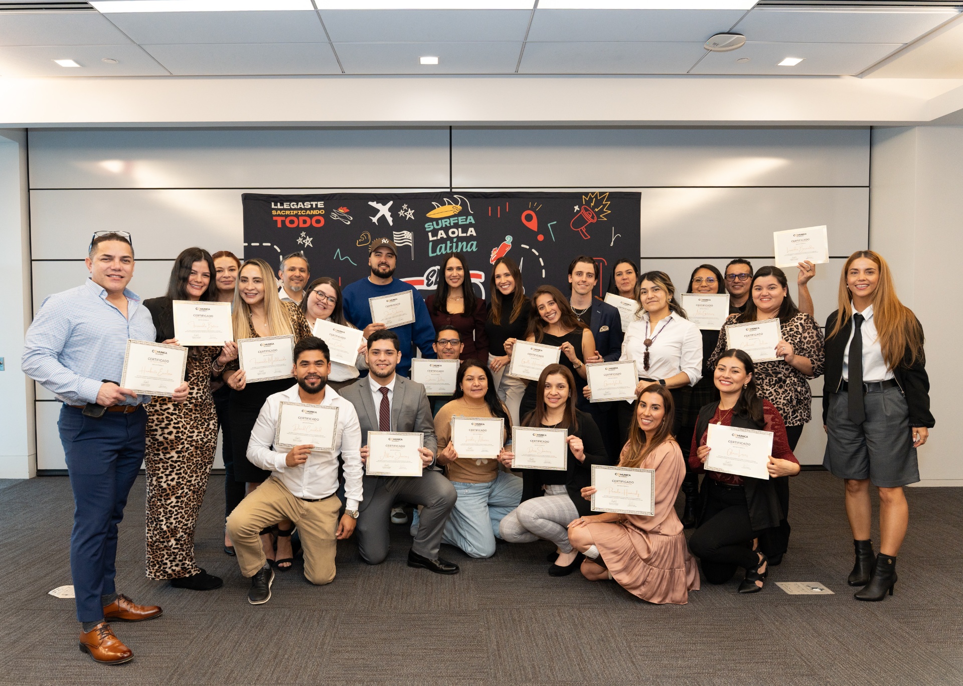 Graduados de Comunica Academy con sus certificados